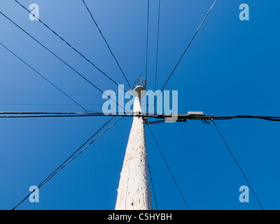 Strom- und Telefonleitungen Stromleitungen auf Strommasten in Rockland, Maine Stockfoto