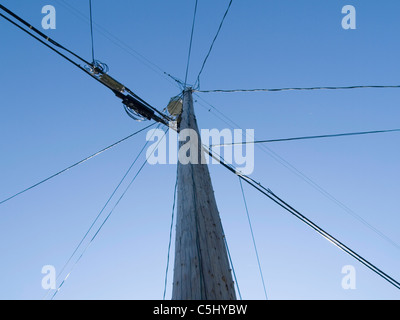 Strom- und Telefonleitungen Stromleitungen auf Strommasten in Rockland, Maine Stockfoto