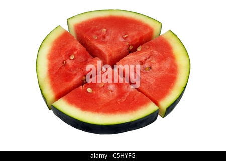 Vier gleichgroße Scheiben der organischen Wassermelone geschnitten aus einem runden Stück. Eine ganze organischen Wassermelone Slice auf weißem Hintergrund in vier Stücke schneiden. Stockfoto