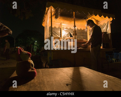 Abend Zeit Imbissstände Stände in Dhaka, Bangladesch Stockfoto