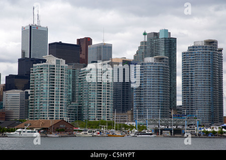 die Riviera Eigentumswohnungen Mehrfamilienhäuser am Queens Quay mit finanziellen Bezirk Skyline von Toronto Ontario Kanada Stockfoto
