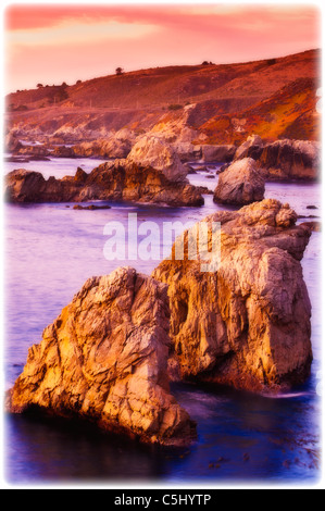 Meer-Stacks und Felsenküste Soberanes Point, Garrapata State Park, Big Sur, Kalifornien Stockfoto