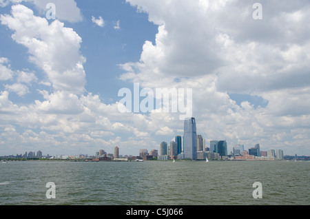 New York, New York City, die Batterie. Skyline von New York City vom Hudson River. Stockfoto