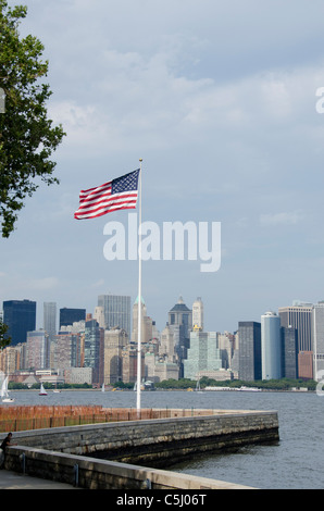 Ellis Island, New York. New York City Skyline-Blick vom American Family Immigration History Center über den Hudson River. Stockfoto