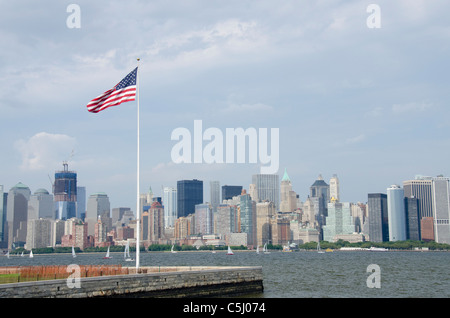 Ellis Island, New York. New York City Skyline-Blick vom American Family Immigration History Center über den Hudson River. Stockfoto