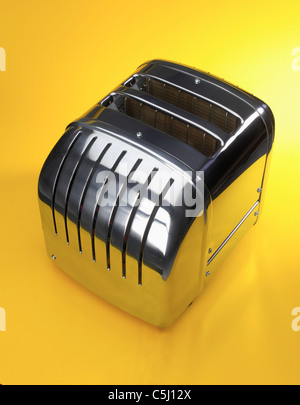 Edelstahl Toaster auf gelbem Hintergrund Stockfoto