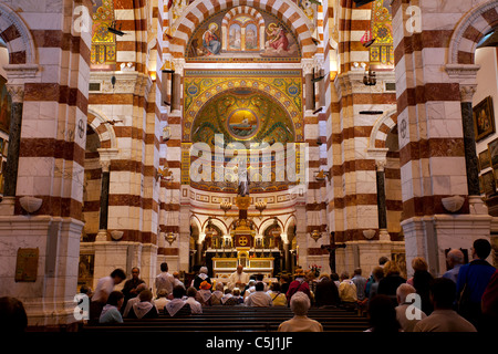 Marseille Frankreich Basilika Notre Dame De La Garde Kirche Gottesdienst mit Pfarrer Segen Sakrament und beten. Stockfoto