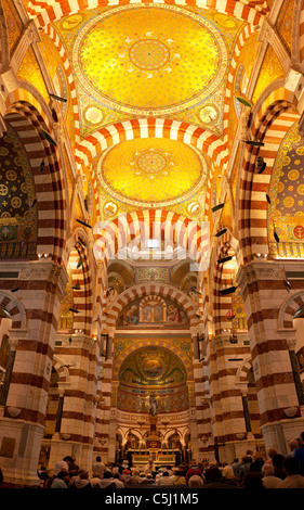 Marseille Frankreich Basilika Notre Dame De La Garde Kirche Gottesdienst mit Pfarrer Segen Sakrament und beten. Stockfoto