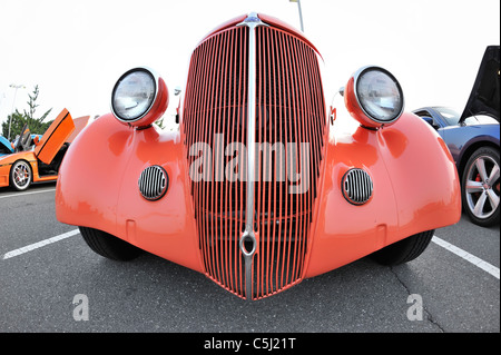 Antikes Auto, orange Ford mit vorderen groß Chrom-Kühlergrill, Scheinwerfer, gesehen von der Bodengleiche, Custom Classic Car Treffen NY (fisheye) Stockfoto