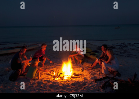 Gruppe von Jugendlichen, die ein Feuer am Strand Stockfoto