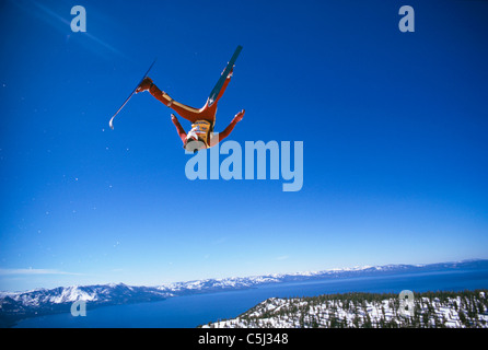 Freestyle-Skifahrer tun Flip über dem Lake Tahoe bei Heavenly Valley in 1980er Jahren. Stockfoto