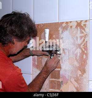 Installierung der Dusche Kontrolle in neue Badezimmer Stockfoto