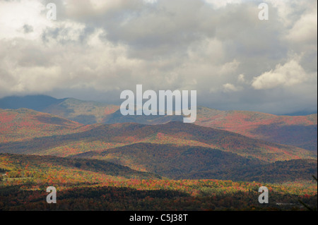 Herbstlaub in Vermont nahe Waterbury mit Blick auf Mount Mansfield Stockfoto