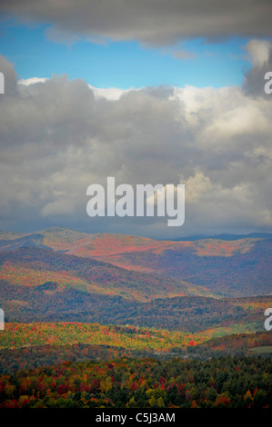 Herbstlaub in Vermont nahe Waterbury mit Blick auf Mount Mansfield Stockfoto