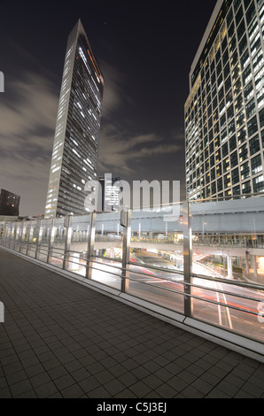 HGH steigt über einen Fußgängerweg im Shidome, Tokio, Japan. Stockfoto
