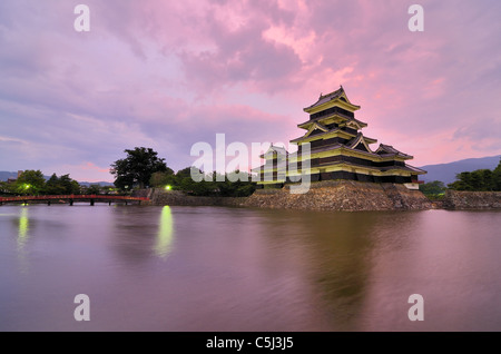 Das historische Matsumoto Schloss unter rosa Himmel, aus dem 15. Jahrhundert in Matsumoto, Japan. Stockfoto