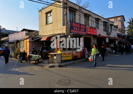 Geschäfte und Wohnungen Teil des Netzes der alten Straßen und Gebäuden (Hutongs) noch in Peking, China. Stockfoto