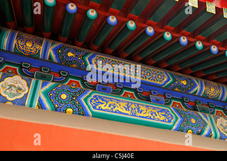 Detail von der sehr dekorative Fassade des gemalten Pavillion in der verbotenen Stadt, Peking, China zu schließen. Stockfoto