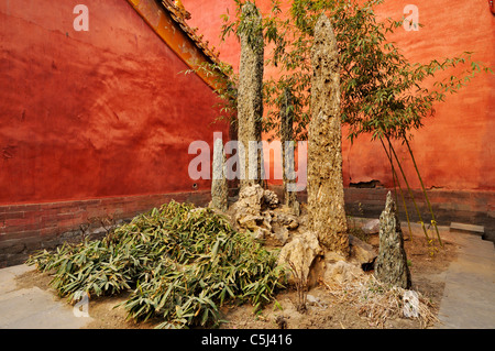 Garten-Schrein bestehend aus natürliche Felsen und Pflanzen innerhalb der Mauern der verbotenen Stadt, Peking, China. Stockfoto