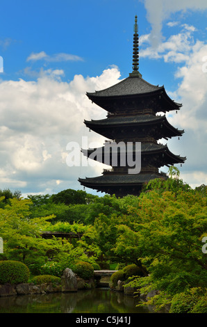 Pagode und Teich an Toji Tempel in Kyoto, Japan. Stockfoto