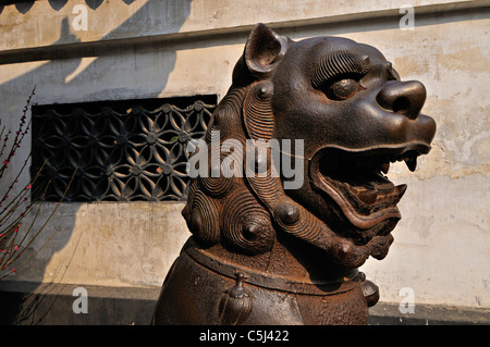 Guss in Bronze ein Tempelwächter oder Löwe-Hund, Yu Garten, Shanghai, China Stockfoto