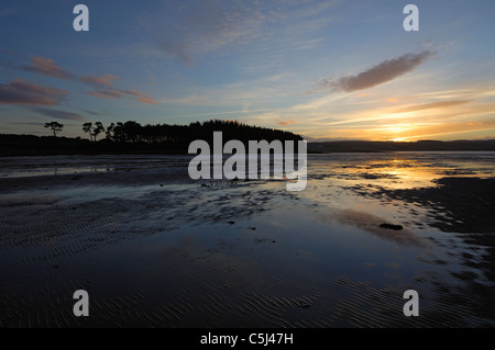 Sonnenuntergang über das Wattenmeer der Loch-Flotte mit fernen Wäldern und niedrige Hügel, in der Nähe von Golspie Sutherland, n.e. Schottland, UK. Stockfoto