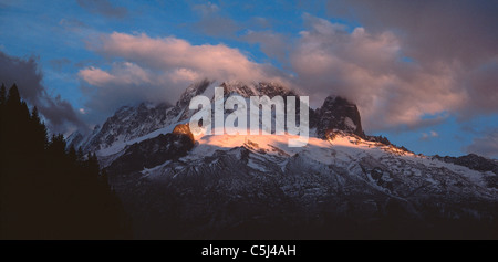 Sonnenuntergang Farben 'Les Drus' Peak in den französischen Alpen über Chamonix Stockfoto