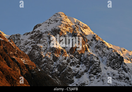 Sonnenuntergang auf dem schneebedeckten Gipfel des Stob Coire Nam Beith ("The Peak of the Glen die Birken"), Glencoe, Argyll, Licht Stockfoto