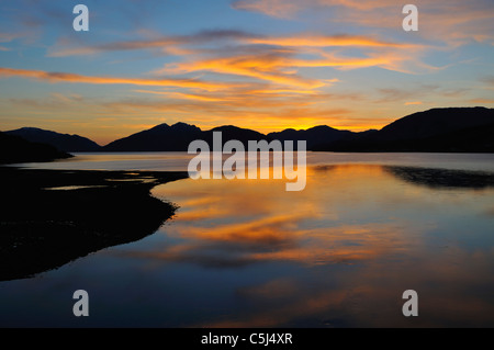 Der herrliche Sonnenuntergang über den Hügeln Ardgour im Hochformat spiegelt sich in den stillen Wassern des Loch Linnhe, westlichen Schottland, UK Stockfoto