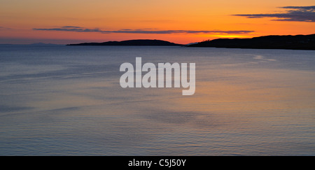 Einen ruhigen Sonnenuntergang über Loch Gairloch mit Longa Insel am Horizont, Nordwest-Schottland, Großbritannien Stockfoto