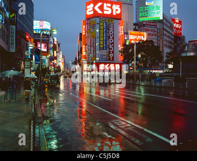 Neonbeleuchteten Hochhäuser an einem nassen Abend im Vergnügungsviertel Shinjuku, Tokyo, Japan Stockfoto