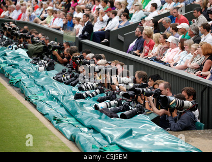 Fotografen in der Grube auf dem Centre Court in Wimbledon. Stockfoto