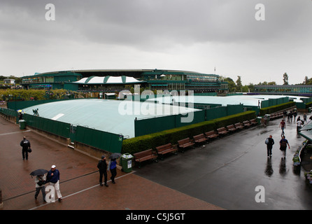 Überblick der Hallenplätze in der Regen Pause in Wimbledon, Stockfoto