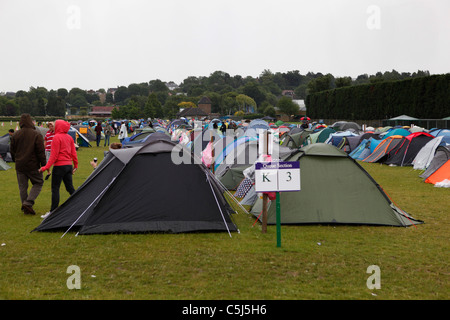 Tennis-Fans im Regen auf Wimbledon Common camping Stockfoto