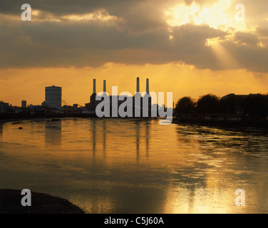 Battersea Power Station und die Themse in einem goldenen Sonnenuntergang, London, England Stockfoto