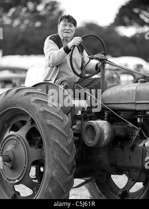 Mann treibende Traktor bei Woodcote Vintage Dampf Rallye Woodcote, Reading, Berkshire, England Stockfoto