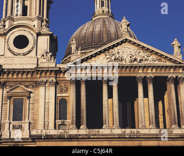 Die Hauptfassade der St. Pauls Cathedral, London; gesehen von Ludgate Hill Stockfoto