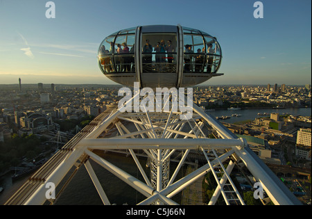 Close-up auf einem Abschnitt der Hauptrad und eines Passagiers Kabinen auf dem London Eye an der Spitze der seine Reise mit einem Stockfoto