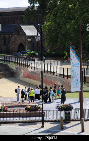 Touristen besuchen Sie die Website von Roman Amphitheatre in Chester Cheshire England Stockfoto