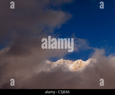 Der Gipfel des Kangchendzönga flüchtig durch Wolke aus in der Nähe der südlichen Basislager im oberen Yalung-Tal. Ost-Nepal. Stockfoto