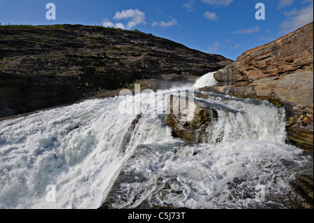Schmelzwasser aus dem Osterdalsisen-Gletscher auf dem Weg zum Svartisvatnet, Svartisdalen, Norwegen Stockfoto