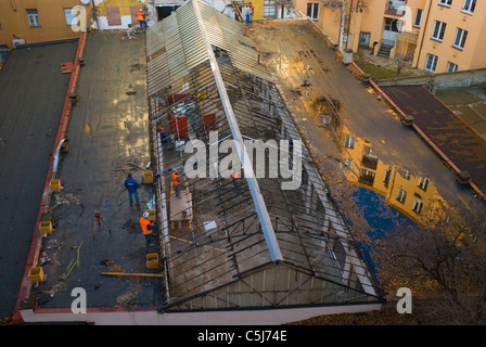 Dach einer alten Markthalle abgebaut und renoviert im Stadtteil Zizkov Prag Tschechische Republik Europa Stockfoto