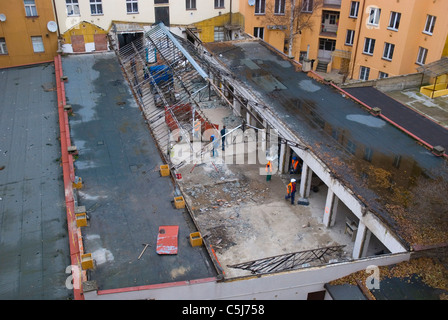 Demontage Glasdach eines alten Markt Halle Zizkov Viertel Prag Tschechische Republik Europa Stockfoto