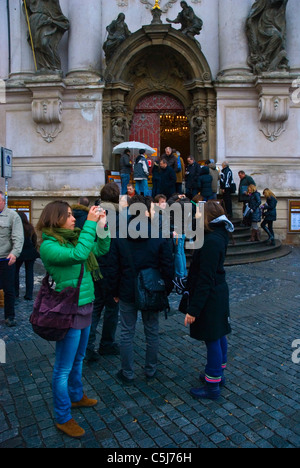 Touristen im Old Town square Prag Tschechische Republik Europa Stockfoto