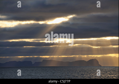 Ozeanische Sonnenuntergang mit der Insel Vaeroy am Horizont, Nord-West-Norwegen. Stockfoto