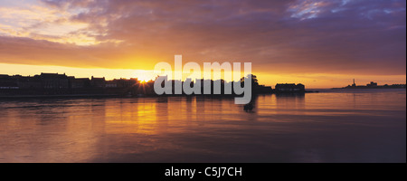 Sonnenaufgang über den nördlichen englischen Berwick nach Tweed und dem Fluss Tweed, Northumberland, England, UK. Stockfoto