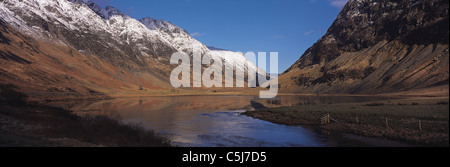 Die schneebedeckte Aonach Eagach Grat steigt Byond Loch Achtriochtan in Glencoe, schottischen Highlands, UK. Stockfoto