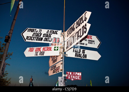 Zeichen-posts, Glastonbury Festival, Somerset, England, Vereinigtes Königreich. Stockfoto