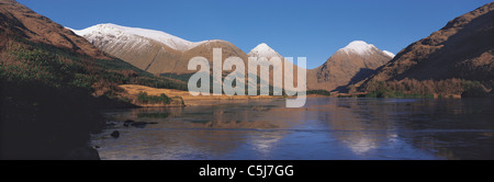 Die schneebedeckten Berge der Glencoe gesehen über dem gefrorenen Fluss Etive, Glen Etive, Argyll, schottischen Highlands, UK. Stockfoto