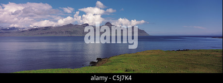 Der Krossanes Landzunge über eine ruhige See in Reydarfjord, Region Ost Fjorde, Island gesehen. Stockfoto